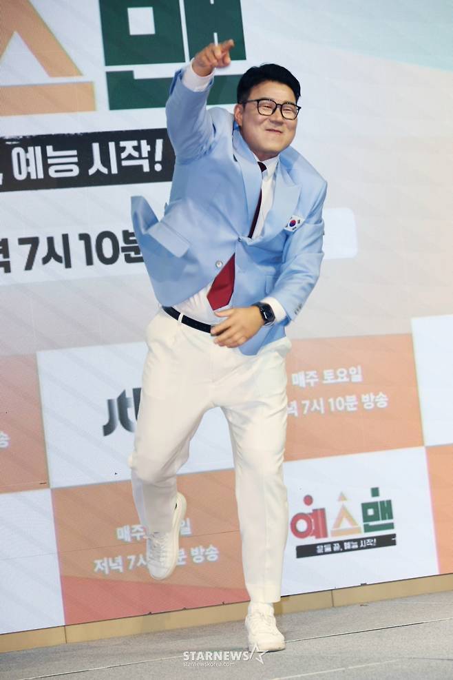 전 테니스선수 이형택이 14일 오후 서울 영등포구 페어몬트 앰배서더 호텔에서 진행된 JTBC 예능 '예스맨' 제작발표회에 참석해 포즈를 취하고 있다.  레전드 스포츠 스타들의 치열한 예능 생존전 ‘예스맨’은 오는 17일 첫 방송된다. /2026.01.14 /사진=이동훈 photoguy@