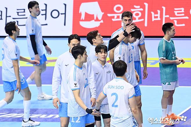 13일 오후 인천 계양체육관에서 열린 '진에어 2025-2026 V-리그' 대한항공과 OK저축은행의 경기, OK저축은행이 풀세트 접전 끝에 세트 스코어 3:2(21-25 25-20 20-25 30-28 15-13)로 승리를 거뒀다.  이날 경기를 마친 대한항공 선수들이 아쉬워 하고 있다. 인천, 고아라 기자