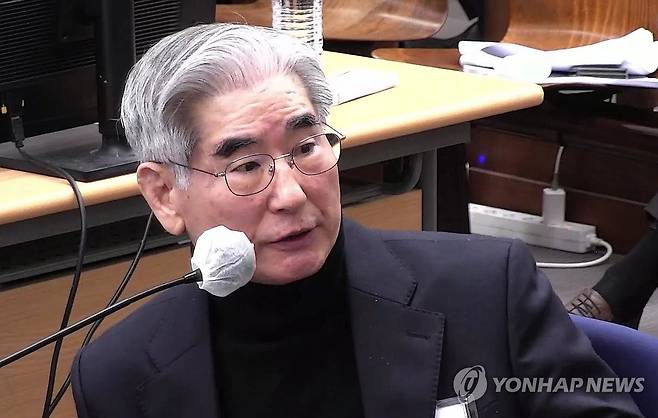 尹 내란재판 나온 김용현 "상징적 계엄"…법정서 또 尹옹호 (서울=연합뉴스) 김용현 전 국방부 장관이 12·3 비상계엄이 '경고성 계엄'이었다는 윤석열 전 대통령 주장을 두둔하는 증언을 형사재판에서 재차 내놨다. 김 전 장관은 30일 서울중앙지법 형사합의25부(지귀연 부장판사) 심리로 열린 윤 전 대통령의 내란 우두머리 혐의 사건 공판에 증인으로 출석했다. 사진은 이날 출석한 김 전 장관의 모습. 2025.12.30 [서울중앙지법 제공. 재판매 및 DB금지] photo@yna.co.kr