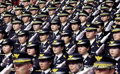 거수경례 하는 신규 임용 경찰 [연합뉴스 자료사진]