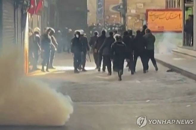 이란 시위 현장의 보안군들 [AFP=연합뉴스 자료사진. 재판매 및 DB 금지]