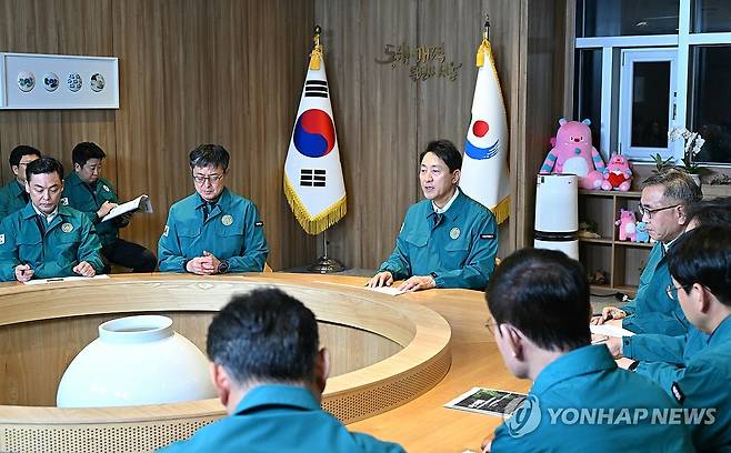 오세훈 시장, 시내버스 파업 관련 긴급대책 회의 (서울=연합뉴스) 오세훈 서울시장이 13일 서울시청 집무실에서 열린 '시내버스 파업 관련 긴급 대책회의'에서 발언하고 있다. 2026.1.13 [서울시 제공. 재판매 및 DB 금지] photo@yna.co.kr