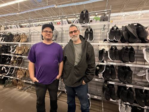 대형마트에서 만난 '트럼프 지지' 부자  (이리[미 펜실베이니아주]=연합뉴스) 이유미 특파원 = 지난 7일(현지시간) 미국 펜실베이니아주 이리카운티의 대형마트에서 만난 스콧 드무어 부자. 이들 부자는 트럼프 2기 행정부의 경제, 이민 정책을 긍정 평가했다. 2026.1.14