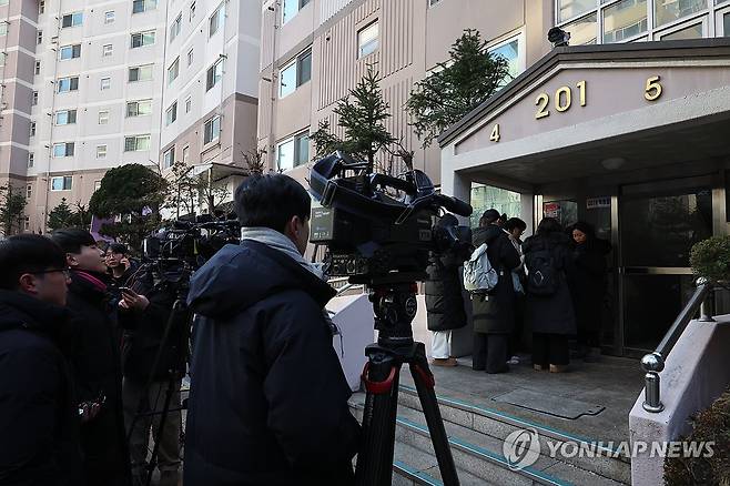 '비위 의혹' 김병기 자택 압수수색 기다리는 취재진 (서울=연합뉴스) 임화영 기자 = 14일 공천헌금 수수 등 각종 비위 의혹을 받는 더불어민주당 김병기 의원의 자택인 서울 동작구의 한 아파트 앞에서 취재진이 경찰의 압수수색을 기다리고 있다. 2026.1.14 hwayoung7@yna.co.kr