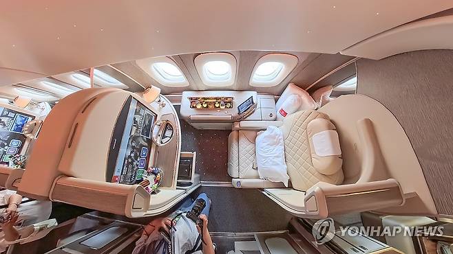 여닫이문이 있는 일등석 좌석  [사진/성연재 기자]