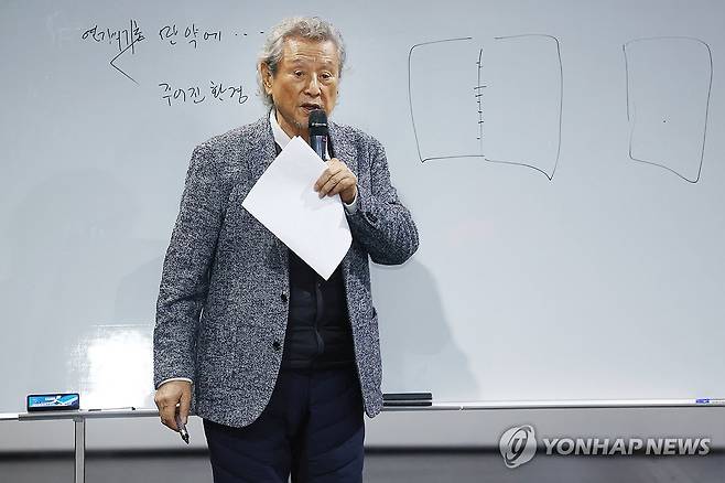 '대표 원로배우' 박근형 마스터클래스 (고양=연합뉴스) 진연수 기자 = 배우 박근형이 13일 오후 경기도 고양시 일산동구 한국문화예술위원회 예술인력개발원에서 열린 연극내일 프로젝트 '2026 연극캠프' 마스터 클래스에서 강연을 하고 있다. 2026.1.13 jin90@yna.co.kr