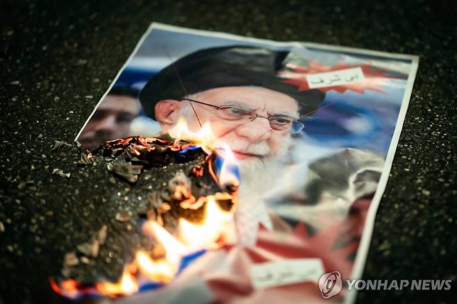 불타고 있는 하메이니 사진 [AP=연합뉴스. 재판매 및 DB 금지]