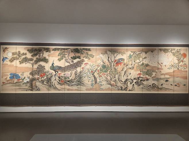 '봉화공작도' (서울=연합뉴스) 박의래 기자 = 서울 종로구 사간동 갤러리현대 본관에서 열린 '장엄과 창의: 한국 민화의 변주'전에 전시된 '봉화공작도'. 2026.1.14. laecorp@yna.co.kr