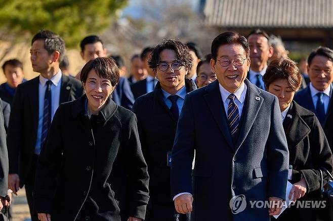 호류지 관람하는 한일 정상 (나라=연합뉴스) 김도훈 기자 = 이재명 대통령과 다카이치 사나에 일본 총리가 14일 일본 나라현 대표 문화유적지인 호류지(법륭사)를 관람하고 있다. 2026.1.14 [공동취재 제공. 재판매 및 DB 금지] superdoo82@yna.co.kr