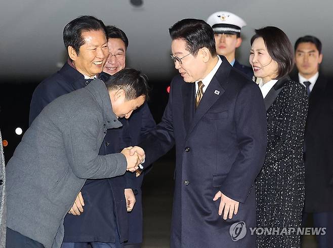 이재명 대통령 귀국 (성남=연합뉴스) 김도훈 기자 = 일본 일정을 마치고 귀국한 이재명 대통령이 14일 성남 서울공항에서 더불어민주당 한병도 원내대표와 인사하고 있다. 2026.1.14 superdoo82@yna.co.kr