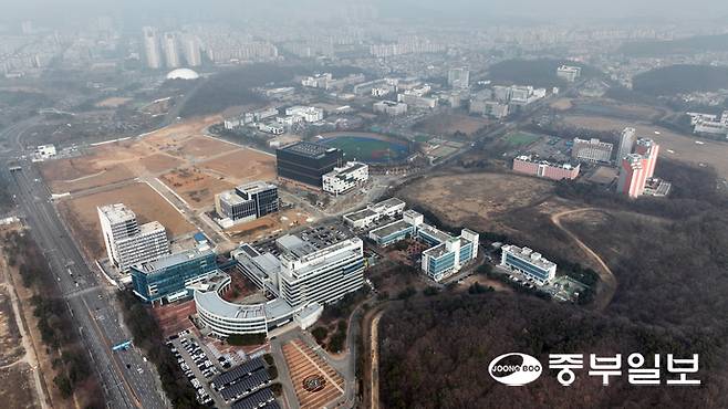 안산사이언스밸리지구(ASV)가 경제자유구역으로 추가 지정됐다. 1.66㎢ 규모의 안산사이언스밸리(상록구 사동)는 한양대 에리카캠퍼스와 경기테크노파크를 중심으로 200여 개의 중소·벤처기업이 입주해 4천600여 명의 연구원이 근무하고 있는 산·학·연 클러스터이다. 사진은 15일 오후 안산시 상록구에 위치한 안산사이언스밸리지구의 전경. 김경민기자