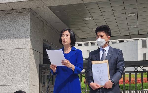 남영희 전 민주연구원 부원장이 지난 2024년 서울 서초구 대법원에서 제22대 총선 인천 동구미추홀구을 선거구 선거무효소송 기자회견을 진행하고 있다. [사진 = 남영희 부원장 제공]