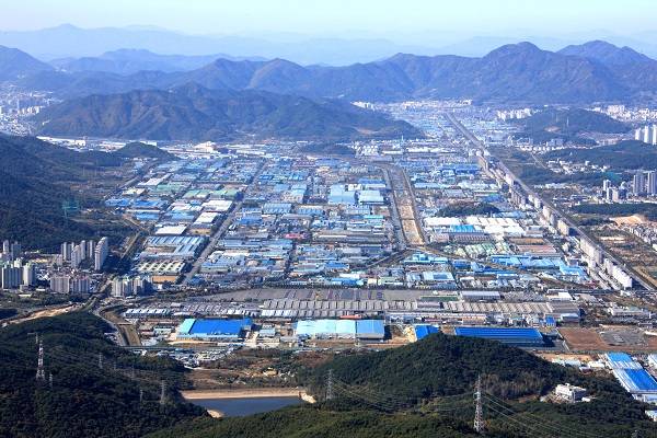 창원시 2026년도 시정운영 방향 제1편은 산업·경제 분야다. 사진은 불모산에서 내려다본 창원국가산업단지 전경.