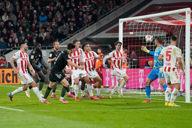 바이에른 뮌헨의 김민재가 15일 독일 쾰른의 라인에네르기 슈타디온에서 열린 분데스리가 17라운드 쾰른과의 경기 도중 헤더로 역전골을 터뜨리고 있다. AP 연합뉴스