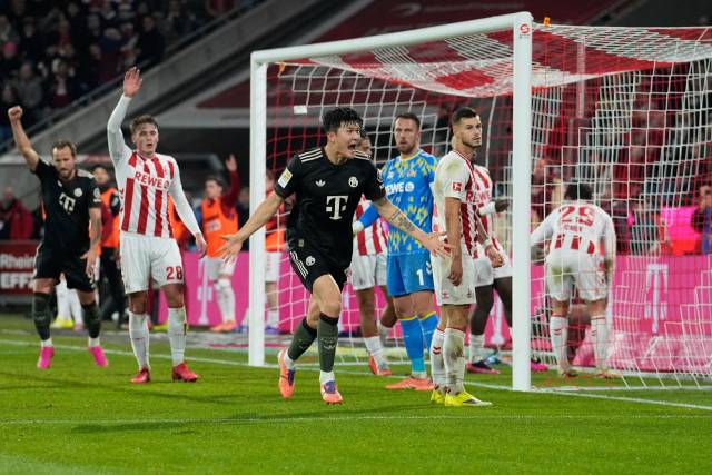 바이에른 뮌헨의 김민재가 15일 독일 쾰른의 라인에네르기 슈타디온에서 열린 분데스리가 17라운드 쾰른과의 경기 도중 역전골을 터뜨린 뒤 포효하고 있다. AP 연합뉴스