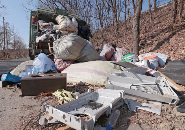 13일 대구 동구 불로동에 방치된 차량 주위로 쓰레기가 잔뜩 쌓여 있다. 김영진 기자 kyjmaeil@imaeil.com