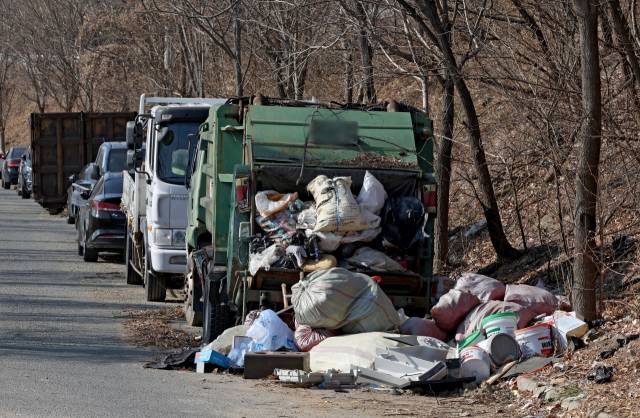 13일 대구 동구 불로동에 방치된 차량 주위로 쓰레기가 잔뜩 쌓여 있다. 김영진 기자 kyjmaeil@imaeil.com
