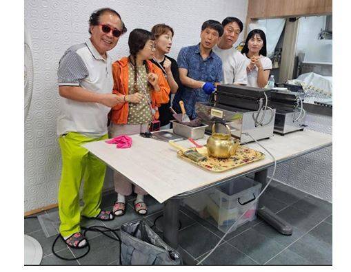 도움터 기쁨의 집에서 붕어빵학교 교장선생님 자원봉사자 및 방송대 실습생들과 함께 주인들을 위한 우리들의 프로젝트 게임 후 포즈를 취했다.