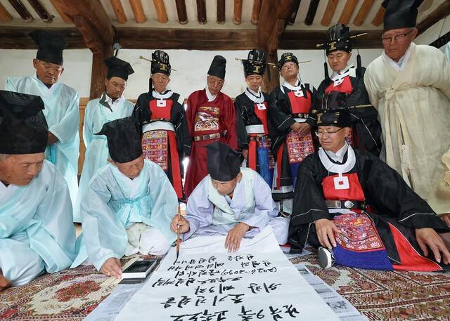 남북9축고속도로 조기건설을 위해 주민들의 뜻을 담은 만인소를 쓰고 있다. 영양군 제공