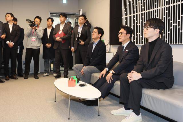 김민석 국무총리가 15일 경기도 성남시 분당구 넥슨을 방문, 스튜디오에서 게임 효과음에 관해 설명듣고 있다.[사진=연합뉴스]