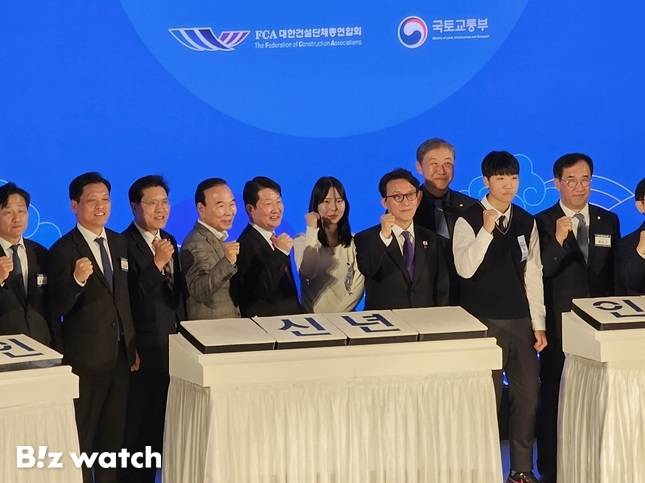 14일 서울 강남구 건설회관에서 열린 '2026 신년 인사회'에서 김민석 국무총리를 비롯한 주요 참석자들이 기념사진을 촬영하고 있다./사진=김준희 기자 kjun@