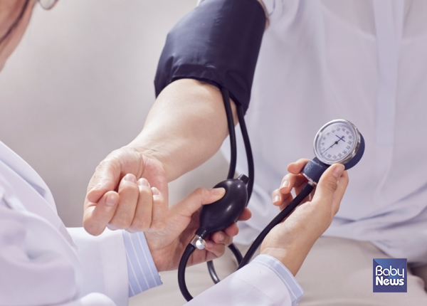 급속한 고령화로 노인장기요양보험 급여 수급자가 증가함에 따라, 2023년과 2024년부터는 노인장기요양보험의 당기순이익과 총포괄손익이 20% 이상 감소하고 있다. ⓒ베이비뉴스