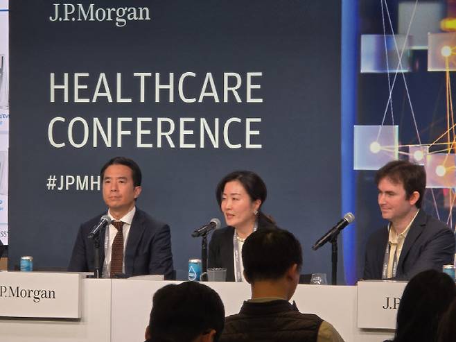 김래희 클래시스 마케팅본부장(가운데)이 14일(현지 시각) 진행된 JP모건 헬스케어 콘퍼런스 패널 세션에 참석해, 비욘드 K-뷰티(Beyond K-Beauty)를 주제로 패널 토론을 진행했다. (사진=클래시스)