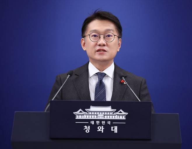 김남준 대변인이 지난해 12월 24일 청와대 춘추관에서 이재명 대통령과 김혜경 여사의 희귀 질환 환우·가족 현장 간담회 참석 관련 브리핑을 하고 있다.(사진=연합뉴스)