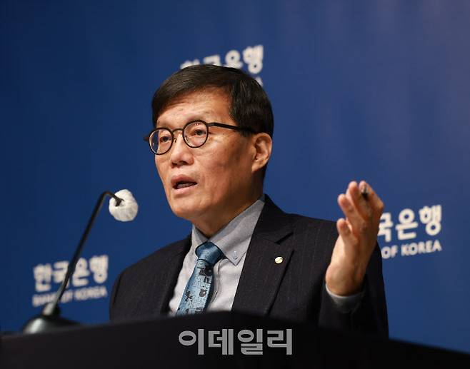 이창용 한국은행 총재가 15일 열린 통화정책방향 기자간담회에서 질문에 답하고 있다. (사진= 한국은행)