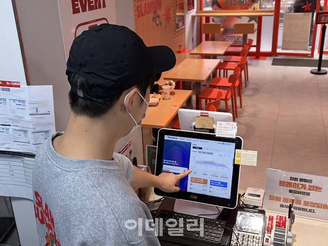 슬램버거 직원이 ‘레스트로지니’를 이용해 발주 예상치를 점검하고 있다. (사진=컨트롤엠)