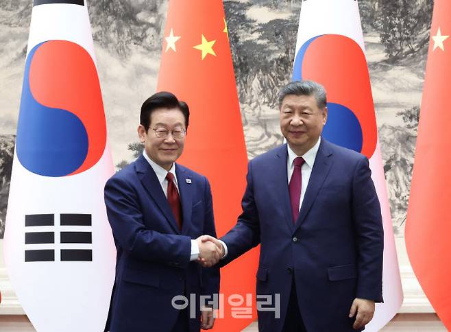 이재명 대통령과 시진핑 중국 국가주석이 지난 5일(현지시간) 중국 베이징 인민대회당에서 열린 한중 MOU 체결식에서 악수하고 있다. (사진=뉴시스)