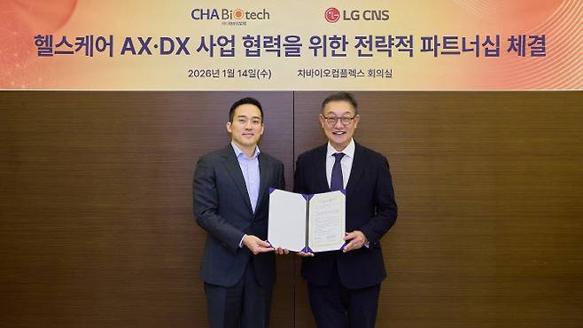 LG CNS CEO 현신균 사장(오른쪽)과 차바이오그룹 차원태 부회장이 14일 열린 지분 투자 및 AX·DX 사업 협력을 위한 전략적 파트너십 협약식에서 기념사진을 촬영하고 있다. 사진=LG CNS