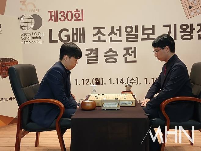 신민준 9단(왼쪽)이 이치리키 료 9단과 대국하고 있다.(사진 MHN 엄민용 선임기자)