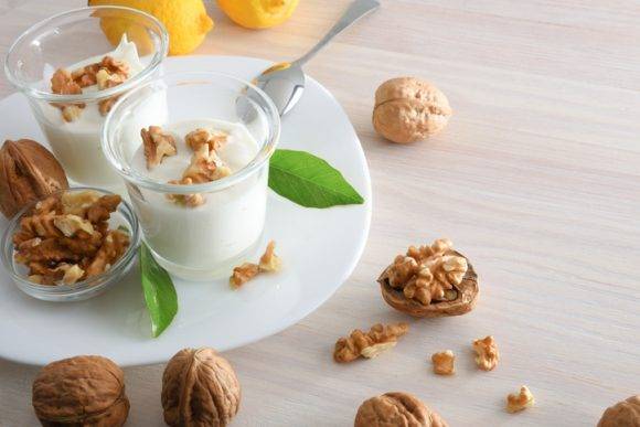 칼슘 보강 요구르트에 견과류를 넣어 먹으면 단백질, 칼슘 등 영양소 섭취에서 시너지 효과를 낼 수 있다. 사진=게티이미지뱅크
