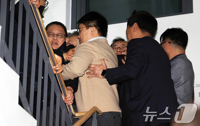 14일 서울지방노동위원회에서 열린 특별조정위원회 2차 사후 조정회의에서 박점곤 서울시버스노동조합 위원장이 회의장을 나서자 서울시버스운송사업조합 관계자들이 이를 만류하고 있다. 2026.1.14/뉴스1 ⓒ News1 이호윤 기자