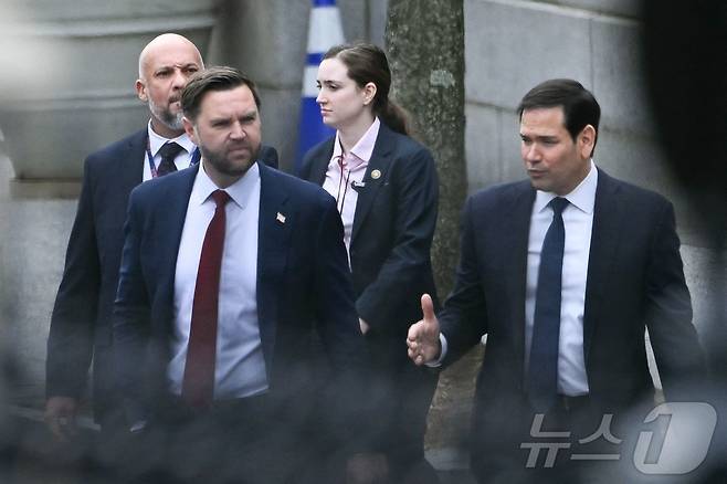 JD 밴스 미국 부통령과 마코 루비오 국무장관이 14일(현지시간) 워싱턴DC 백악관의 아이젠하워 행정동에서 라스 뢰케 라스무센 덴마크 외교장관, 비비안 모츠펠트 그린란드 외교장관과의 회담을 마친 뒤 회의장에서 나오며 대화하고 있다. 2026.01.14. ⓒ AFP=뉴스1 ⓒ News1 류정민 특파원