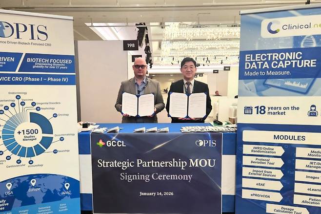 지오반니 트롤레세 OPIS 부사장(왼쪽부터)과 조관구 지씨씨엘 대표가 업무협약식 후 기념사진을 찍고 있다.(지씨씨엘 제공)/뉴스1