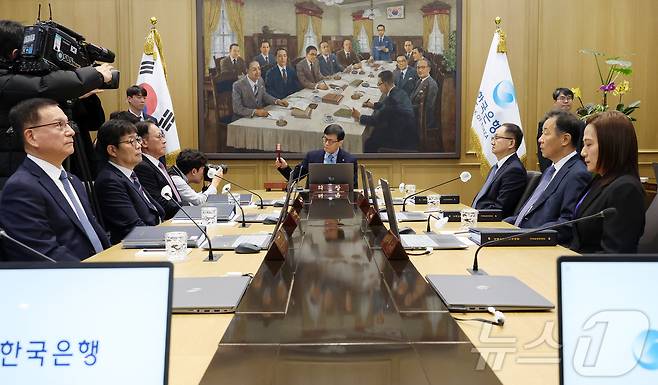 이창용 한국은행 총재가 15일 오전 서울 중구 한국은행에서 열린 금융통화위원회 본회의에서 의사봉을 두드리고 있다. (공동취재) 2026.1.15/뉴스1 ⓒ News1 김진환 기자