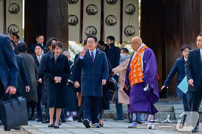 이재명 대통령과 다카이치 사나에 일본 총리가 14일 일본 이재명 대통령과 다카이치 사나에 일본 총리가 14일 일본 나라현의 대표 문화유적지인 호류지를 둘러보고 있다. (공동취재) 2026.1.14/뉴스1 ⓒ News1 이재명 기자