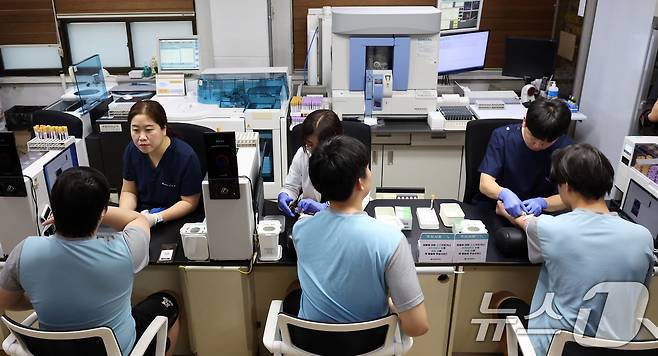 15일 오전 서울 영등포구 서울지방병무청에서 열린 올해 첫 병역판정감사에서 병역의무자들이 검사를 받고 있다. 검사 대상은 올헤 19세가 되는 2007년생, 20세 검사 후 입영을 신청한 2006년생, 병역판정검사 연기자 등 약 25만명이다. 2026.1.15/뉴스1 ⓒ News1 김명섭 기자