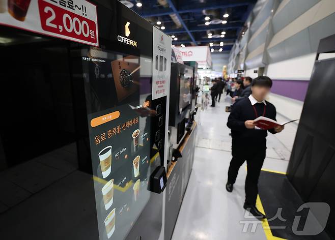 15일 서울 강남구 코엑스에서 열린 ‘제82회 프랜차이즈 창업 박람회 2026’을 찾은 방문객들이 부스를 둘러보고 있다. 2026.1.15/뉴스1 ⓒ News1 김진환 기자