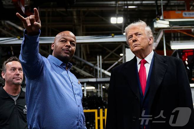 13일(현지시간) 도널드 트럼프 미국 대통령이 미국 미시간주 디어본에 위치한 포드 공장을 찾아 공장 관리자 코리 윌리엄스의 설명을 듣고 있다. 2026.01.13. ⓒ 로이터=뉴스1 ⓒ News1 윤다정 기자
