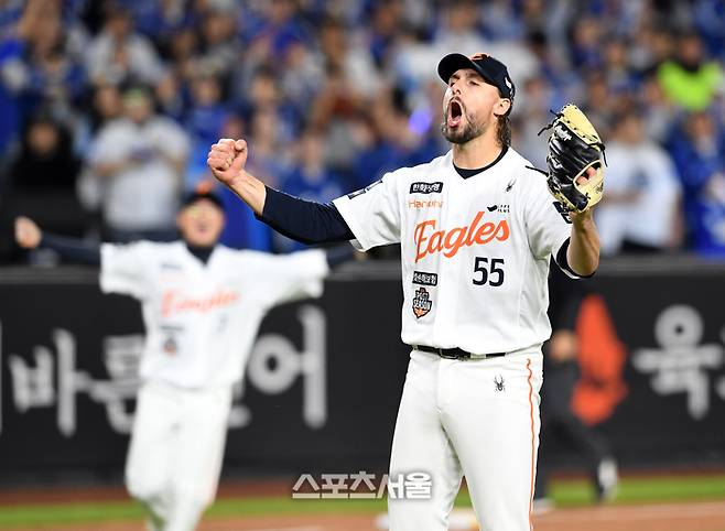 한화 와이스가 24일 대전 한화생 명볼파크에서 열린 2025 KBO리그 삼성과 플레이오프 5차전에서 4이닝 1실점 세이브를 기록하며 승리를 지켜낸 뒤 포효하고 있다. 대전 | 박진업 기자 upandup@sportsseoul.com