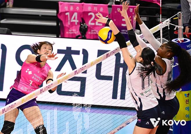 김다은이 지난 14일 인천 삼산월드체육관에서 열린 한국도로공사와의 진에어 2025-2026 V-리그 4라운드 경기에서 공격을 시도하고 있다. /사진=KOVO