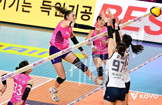 흥국생명 피치가 지난 14일 오후 7시 인천 삼산월드체육관에서 열린 한국도로공사와의 진에어 2025-2026 V-리그 4라운드 경기에서 공격을 시도하고 있다. /사진=KOVO