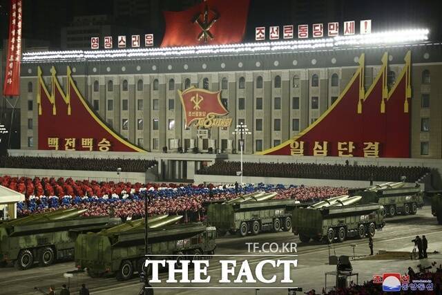 향후 북한이 추가 담화나 군사적 시위로 수위를 높일 가능성도 배제하기 어렵다는 시각이 팽배하다. 사진은 2021년 1월 14일 평양 김일성 광장에서 8차 당대회 기념 야간 열병식이 열려 군사 퍼레이드가 펼쳐지고 있는 모습이다. /뉴시스