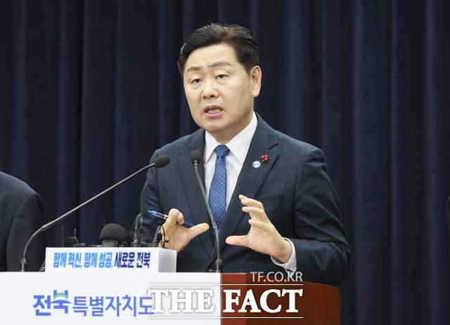 15일 전주시 전북도청 브리핑룸에서 김관영 전북도지사가 완주·전주 통합, 반도체 확장, 군산조선소 재도약으로 "전북이 지방주도 성장의 선두에 서겠다"며 기자회견을 갖고 있다. /전북도