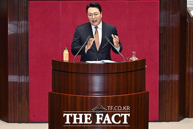 천하람 개혁신당 원내대표가 15일 국회 본회의장에서 '윤석열·김건희에 의한 내란·외환 및 국정농단 행위의 진상규명을 위한 특별검사 임명 등에 관한 법률안'에 대해 필리버스터(무제한 토론)를 하고 있다. /국회=남용희 기자