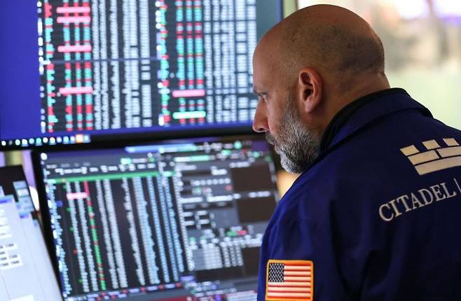 14일(현지시간) 미국 뉴욕증권거래소(NYSE) 거래장에서 트레이더가 업무를 보고 있다. AFP연합뉴스