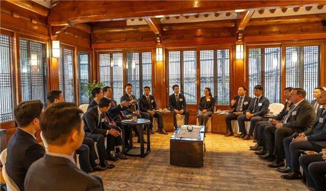 지난 12일 미국대사관저에서 열린 대통령경호처 초청 리셉션에서 미국대사관과 경호처 직원들이 실무 협력 회의를 진행하고 있다. (사진제공=대통령경호처)